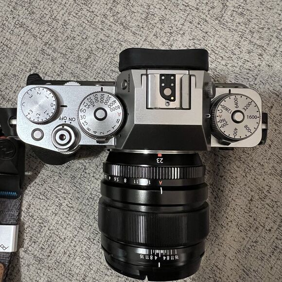 Fujifilm X-T4 26.1 MP Mirrorless Camera Silver Bundle With 2 Lens And Camera Bag - Picture 6 of 15